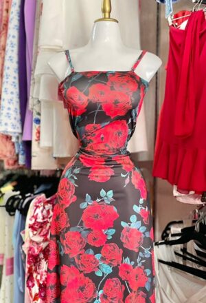 Vestido negro con rosas